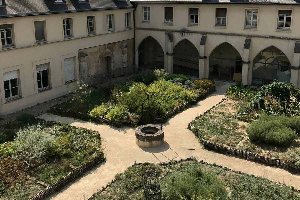 jardin du cloître de l'abbaye de Chelles